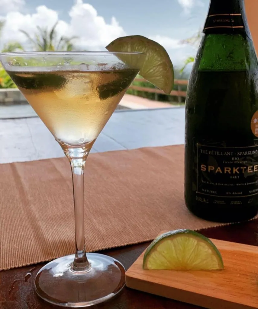 😋☀️Stay hydrated during this long and sunny weekend with Sparkteez🥂🍾  📸 @ le_millesime_cave_et_epicerie Martinique