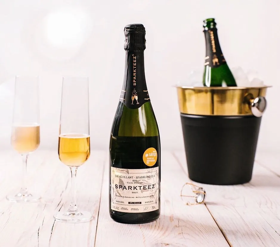 Keep it nice and chic with Sparkteez🥂🍾 your sparkling tea « à la champagne »,💯 bio, natural & no-alcohol 🧡💛💚