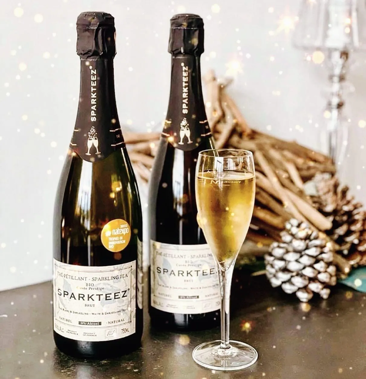 🎉Happy Sparkling Festiviteez 🎁 with Sparkteez🍾🍾 💯 Natural, No-alcohol, Organic/Bio Sparkling tea 🤩 on its own or in cocktails 🍸 and mocktails 🍹   📸  @lapausegoutthe 🤩🎉😍